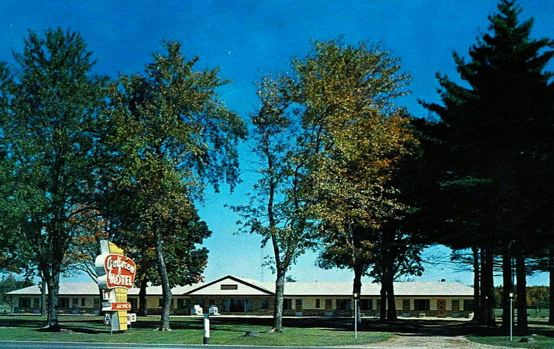 Golfview Motel - Old Postcard (newer photo)